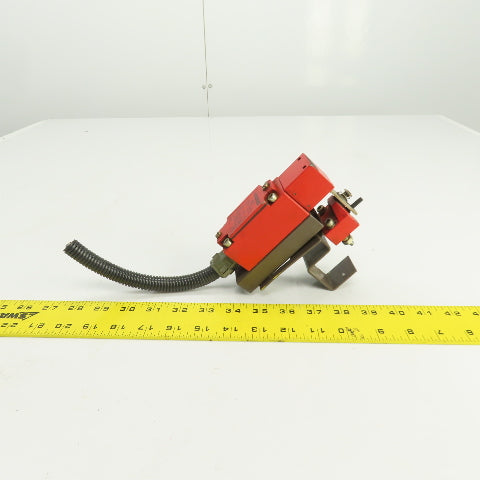 Telemecanique XCS Safety Interlock Limit Switch W/Key & Mounting Bracket 240V