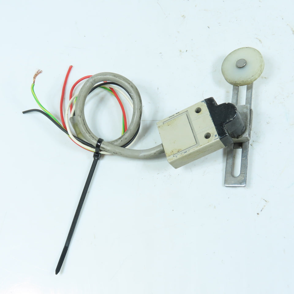 Omron D4C-9077 Snap Arm Roller Wheel Limit Switch 5A 250V