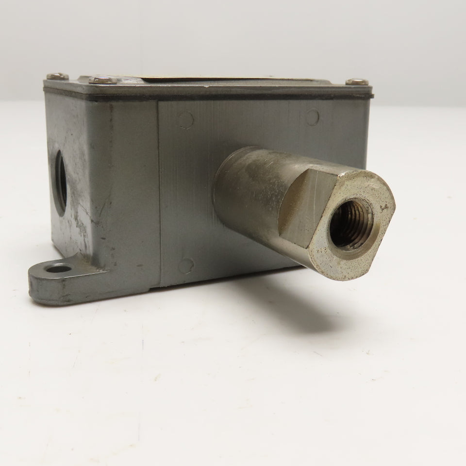 United Electric Controls J6 222 9561 Pressure Switch 0-20 PSI 480V 1/4" NPT