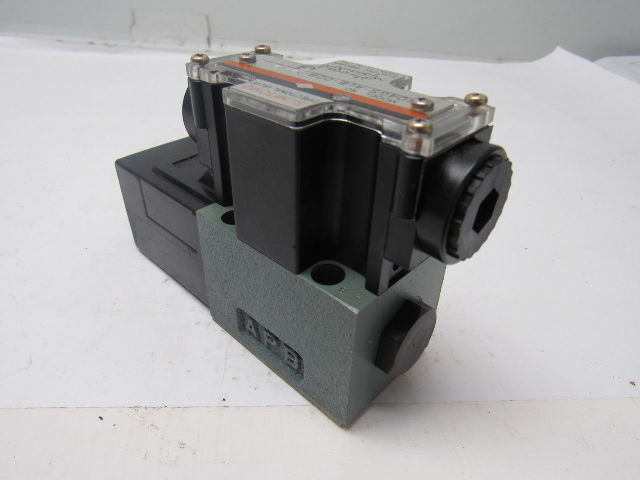 Sumitomo SD4GS-AcB-02B-D24-21-Z WD-21B-07 Directional Control Valve 24VDC