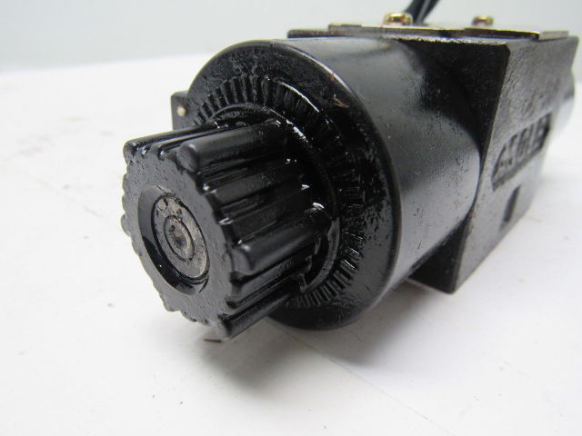 Daikin LS-G02-2CA-10-50S Hydraulic Solenoid Control Valve 100V Coil