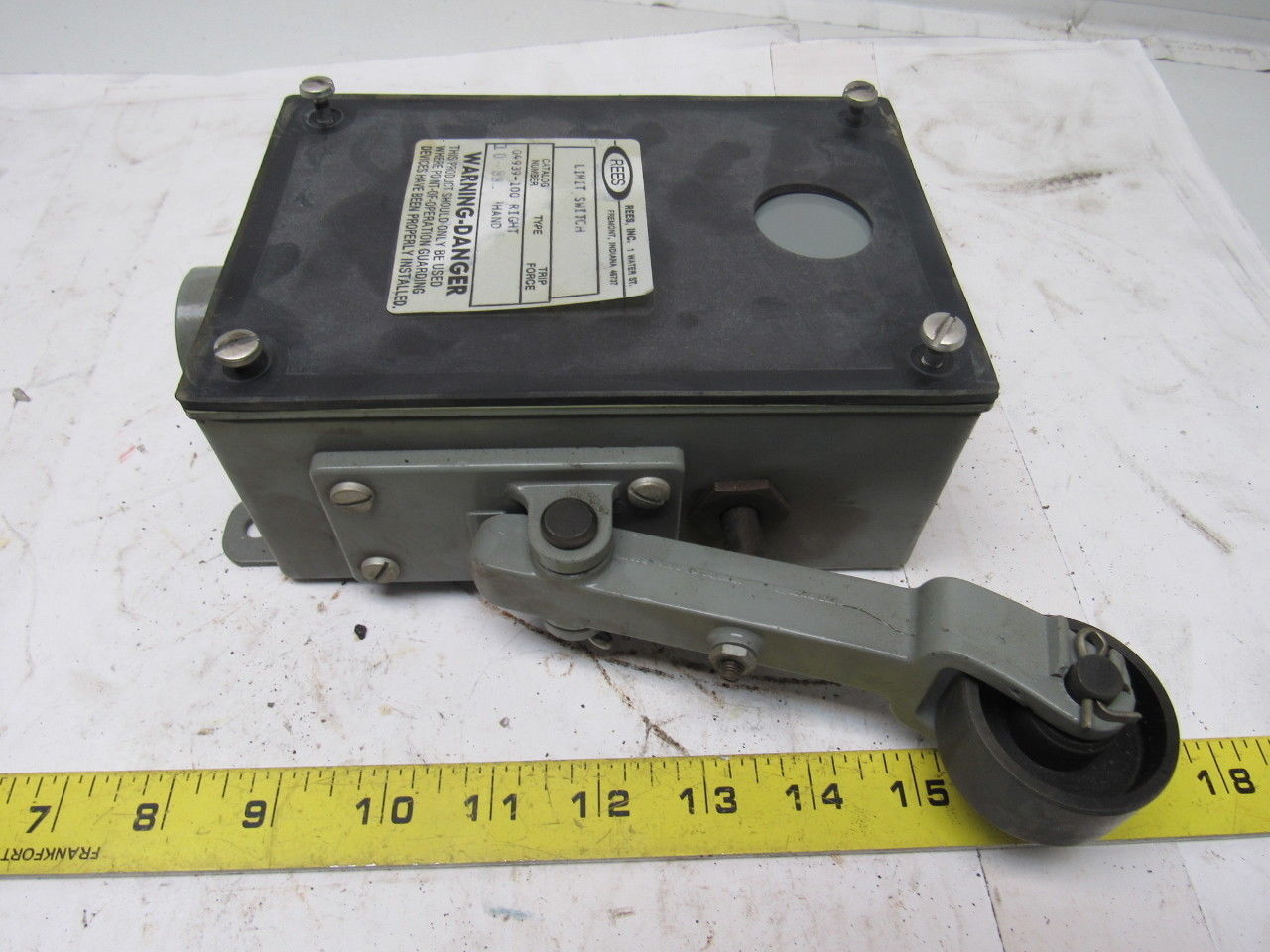 Rees 04939-100 Roller Lever Electric Limit Switch Right Hand