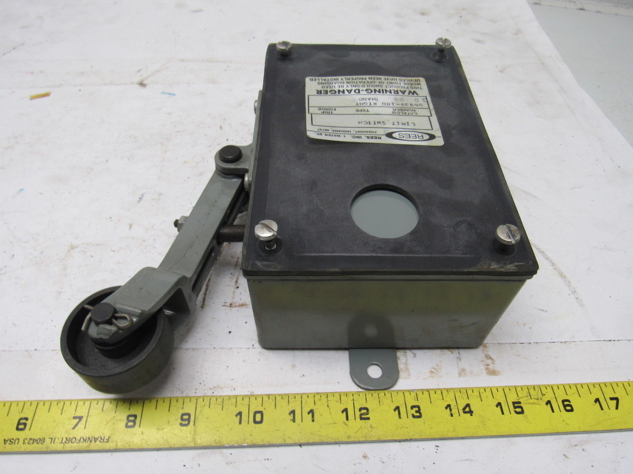 Rees 04939-100 Roller Lever Electric Limit Switch Right Hand