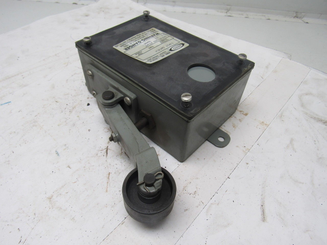 Rees 04939-100 Roller Lever Electric Limit Switch Right Hand
