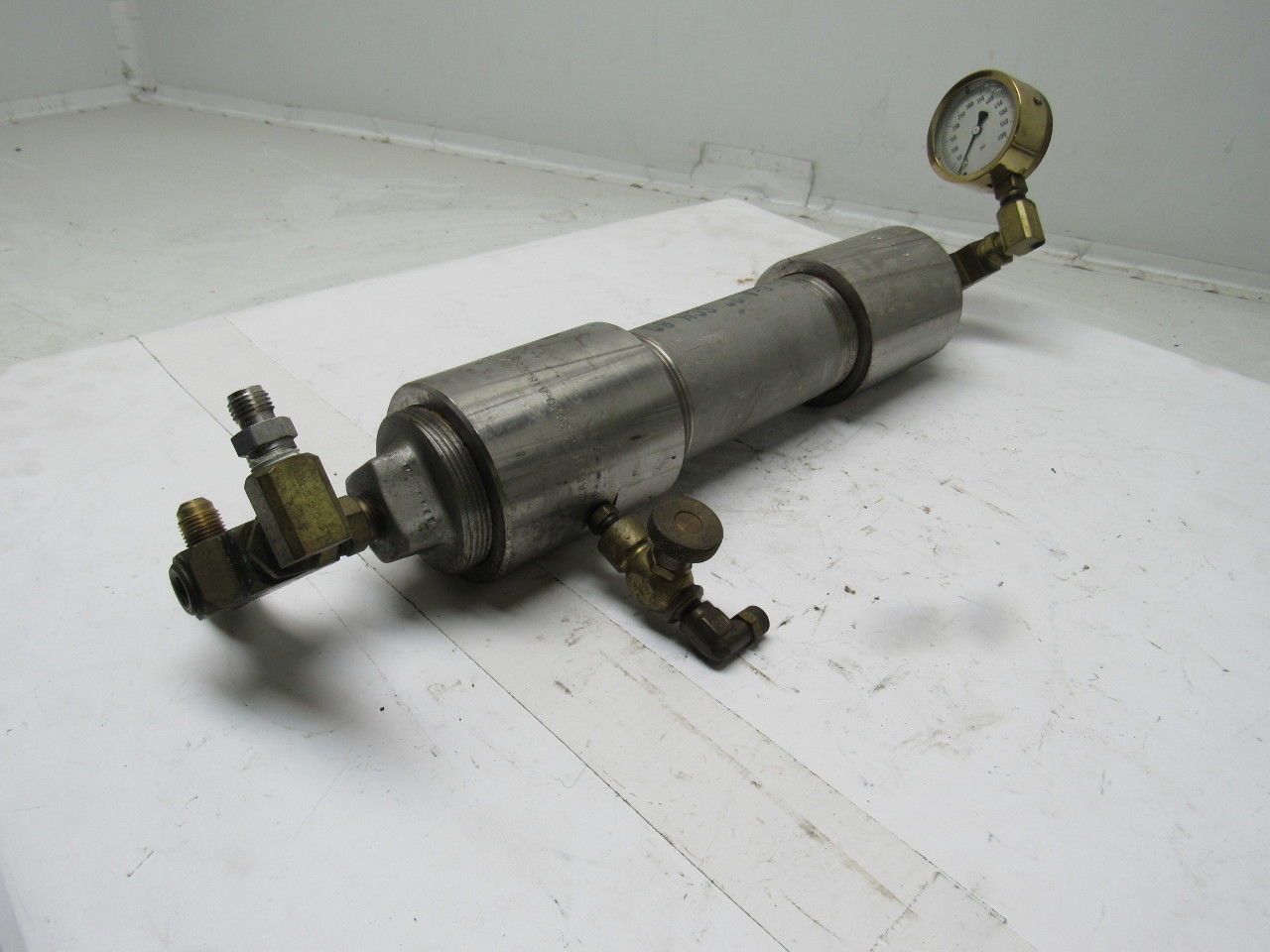 Camco 304 Stainless 2" Dia. Accumulator W/0 to 600PSI Brass Gauge
