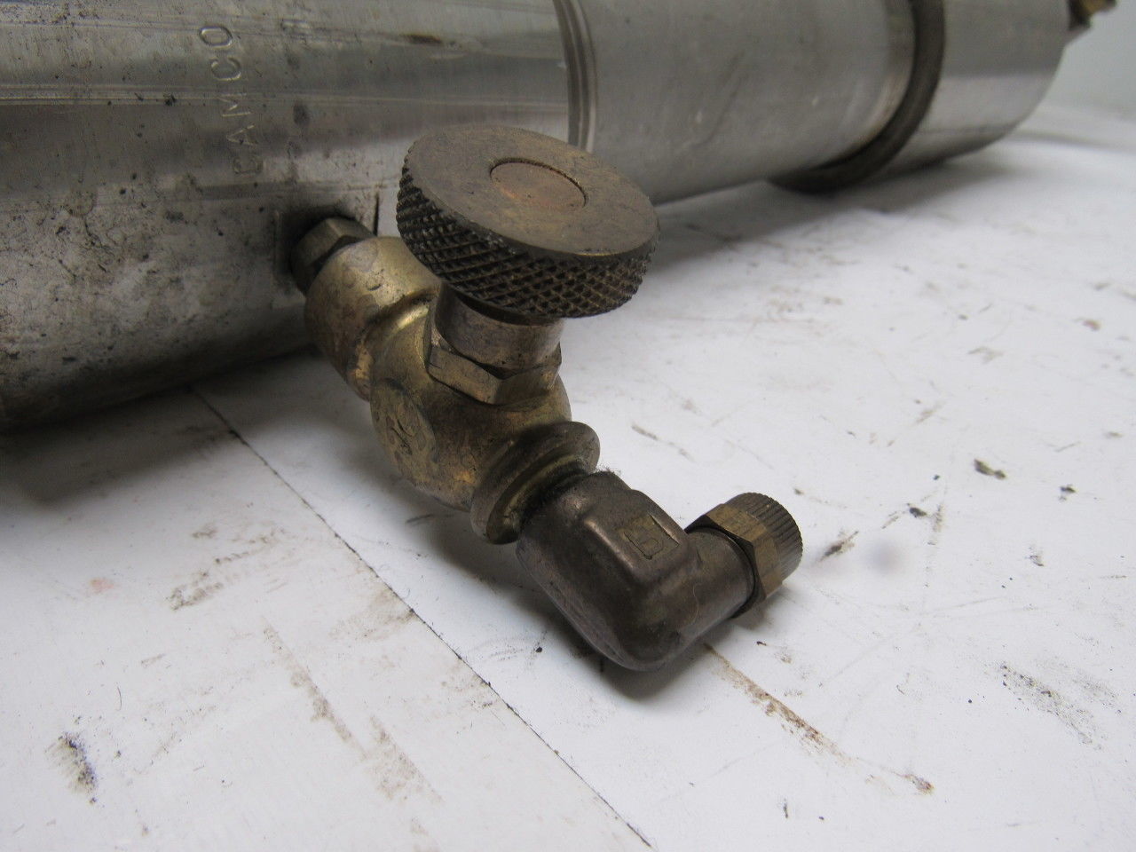 Camco 304 Stainless 2" Dia. Accumulator W/0 to 600PSI Brass Gauge