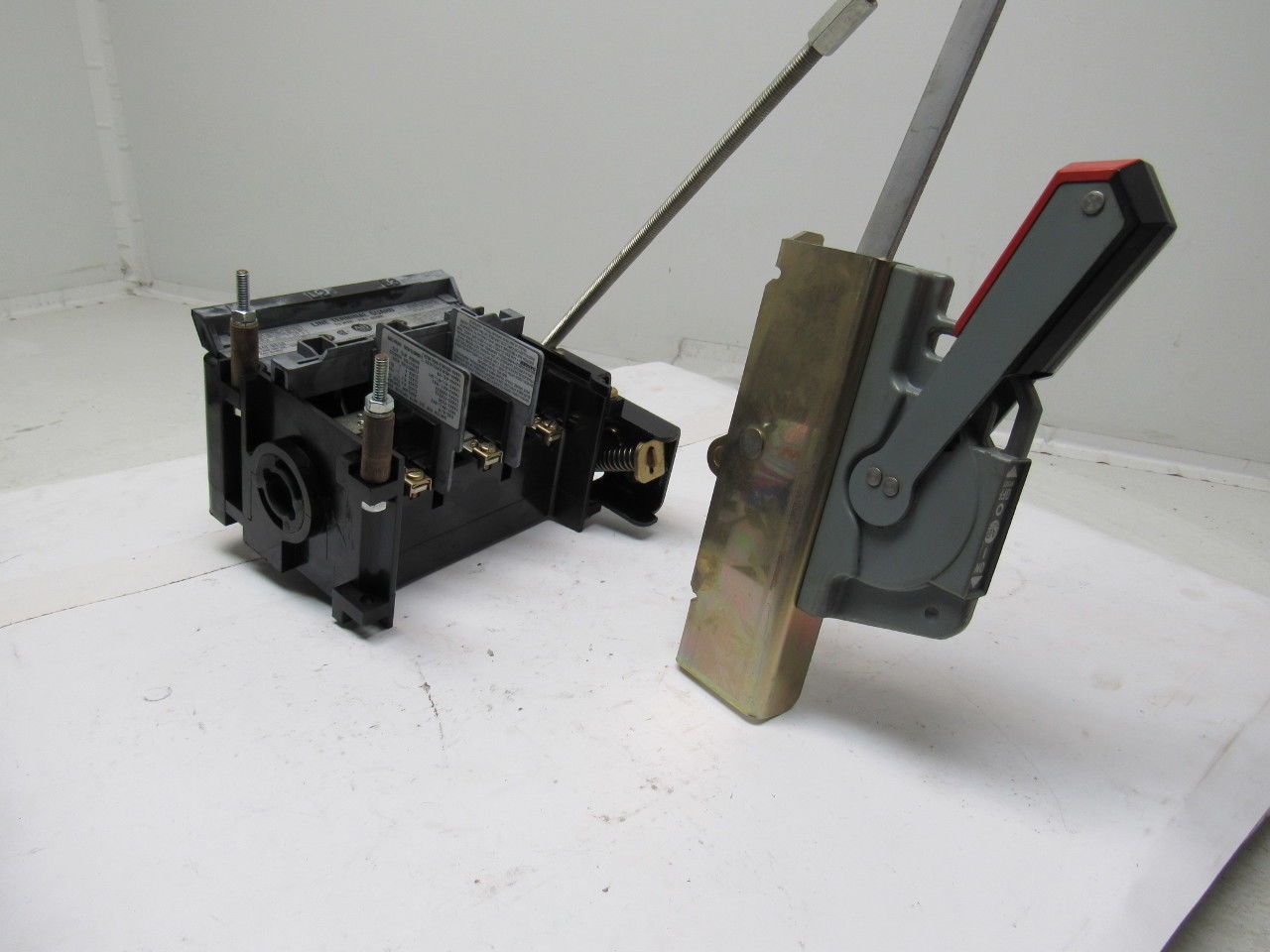 Allen Bradley 1494V-DS30 Series A 30A 3 Pole Disconnect Block W/Door Operator