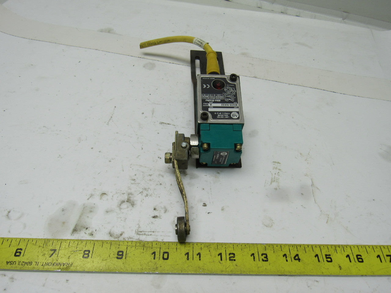 Allen Bradley 802M-NX22 Ser. A 5-24 V Limit Switch Adjustable Rocker Roller Arm