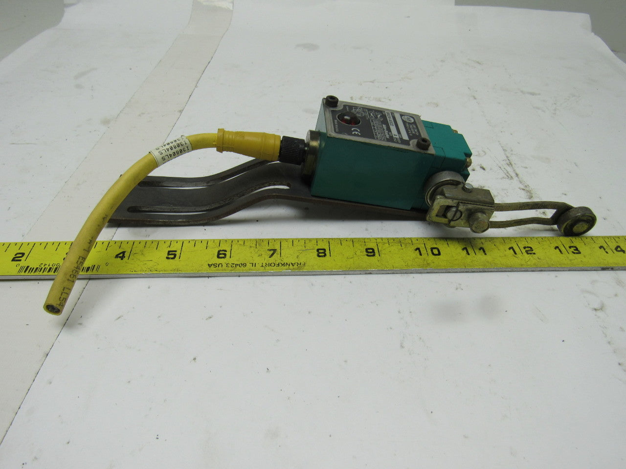Allen Bradley 802M-NX22 Ser. A 5-24 V Limit Switch Adjustable Rocker Roller Arm