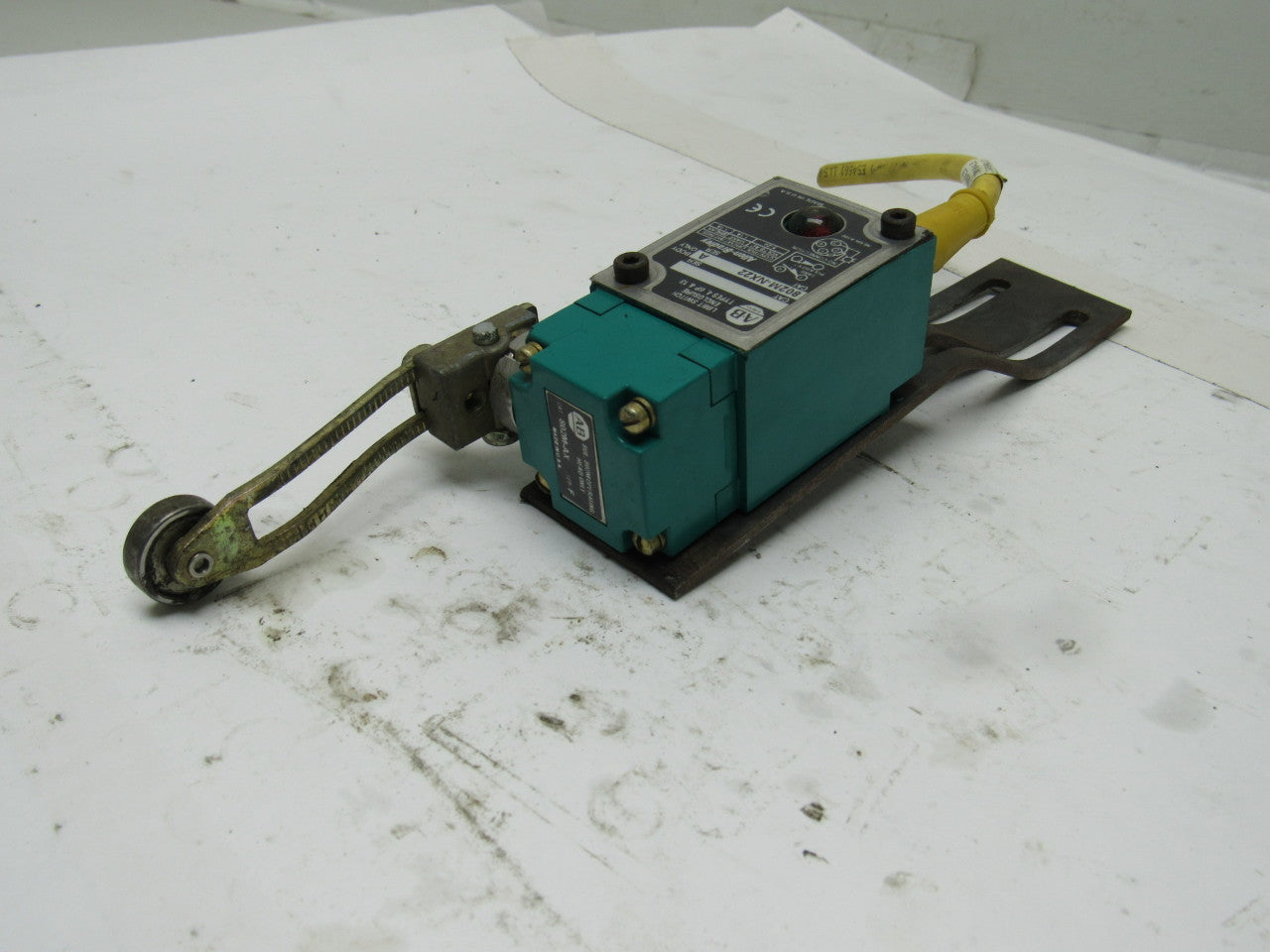Allen Bradley 802M-NX22 Ser. A 5-24 V Limit Switch Adjustable Rocker Roller Arm