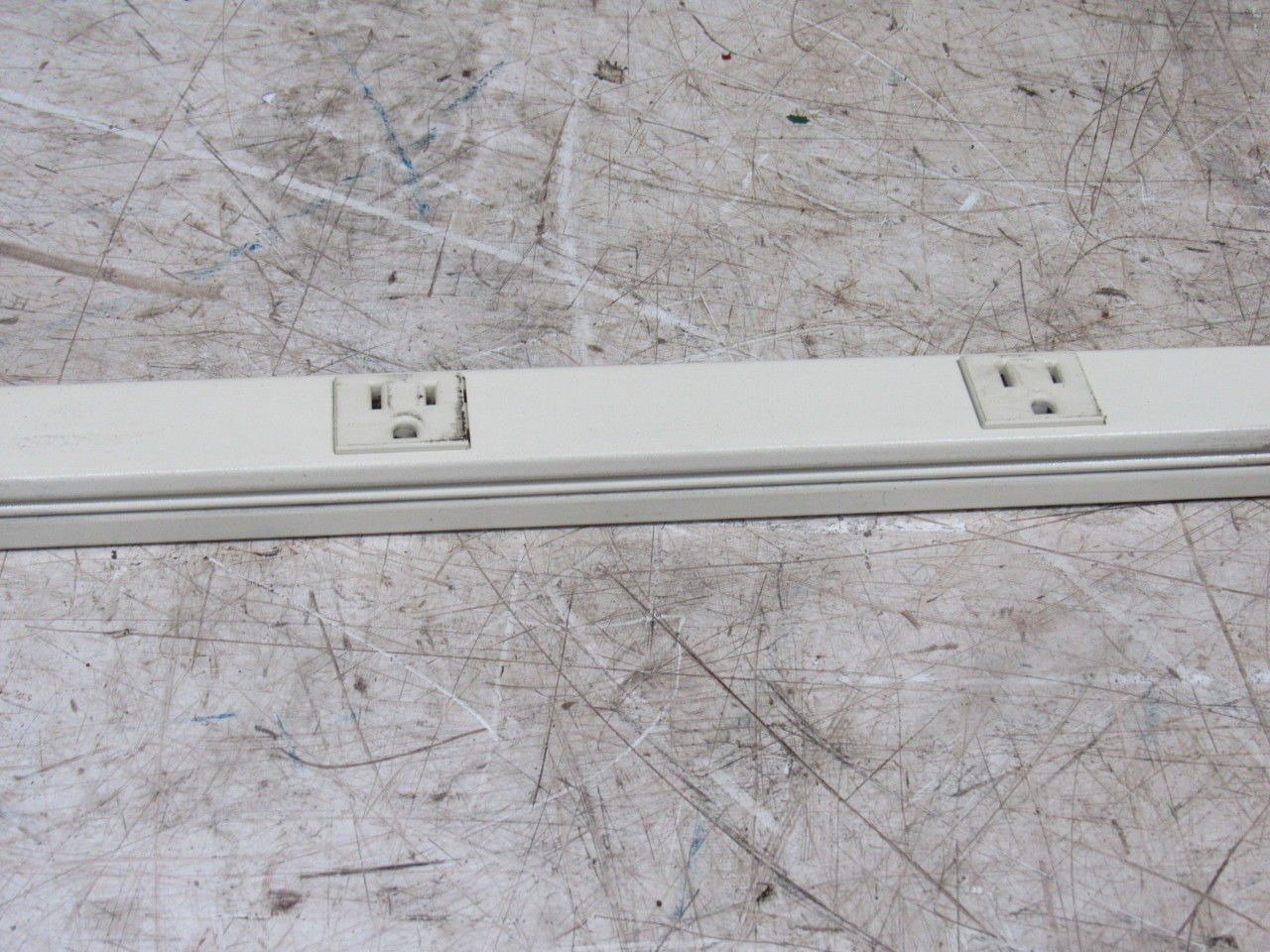 Hubbell 20GB606IV 6' 1-Circuit 15A 12 Outlets Metal Track Ivory Lot of 3