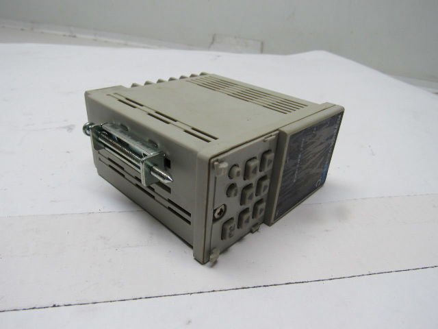 Keyence TF2-32 Programmable Temperature Controller 100-240v C° Readout