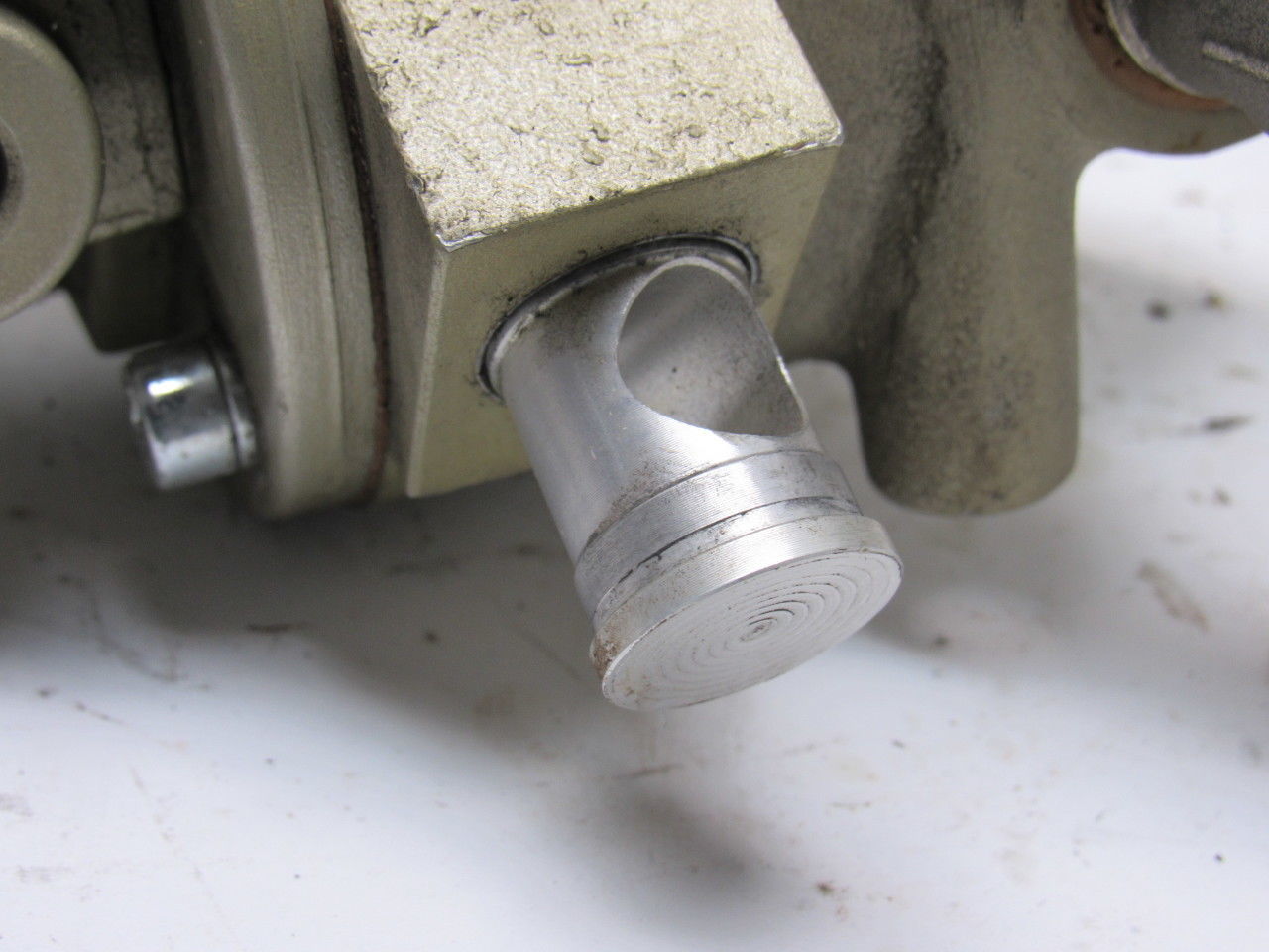 ROSS D2773A4895 Pneumatic Air Solenoid Pilot Valve Lock Out W 14 24VDC 1/2" NPT