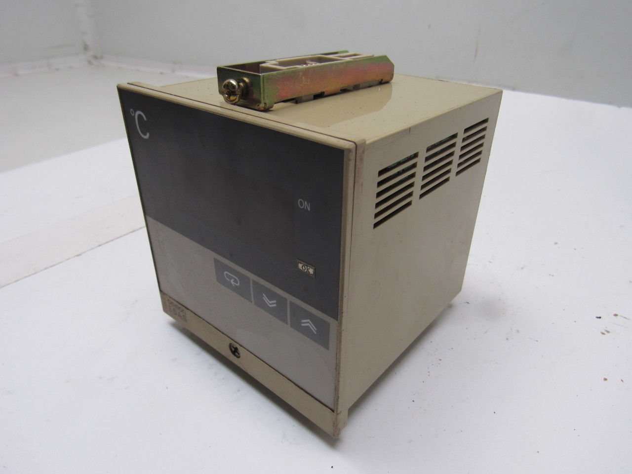 Omron E5AS-R1P-521 Multi-Range 50/60Hz Temperature Controller