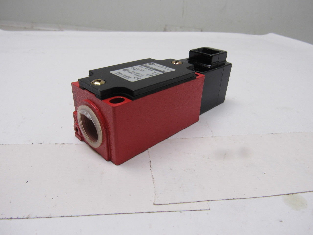 A-B Allen Bradley  802F-E60M10 10A 300VAC Mechanical Keyed Safety Interlock