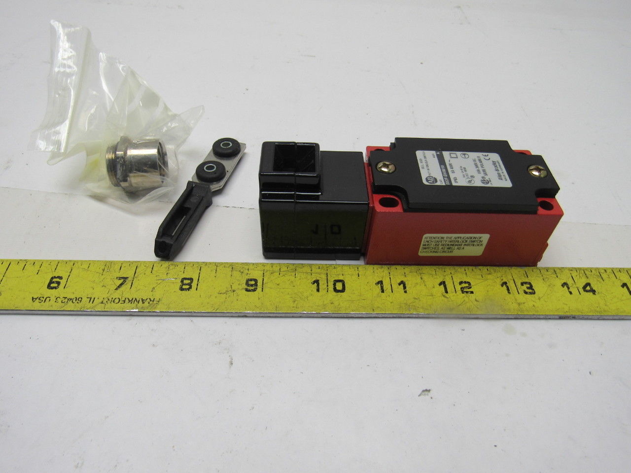A-B Allen Bradley  802F-E60M10 10A 300VAC Mechanical Keyed Safety Interlock