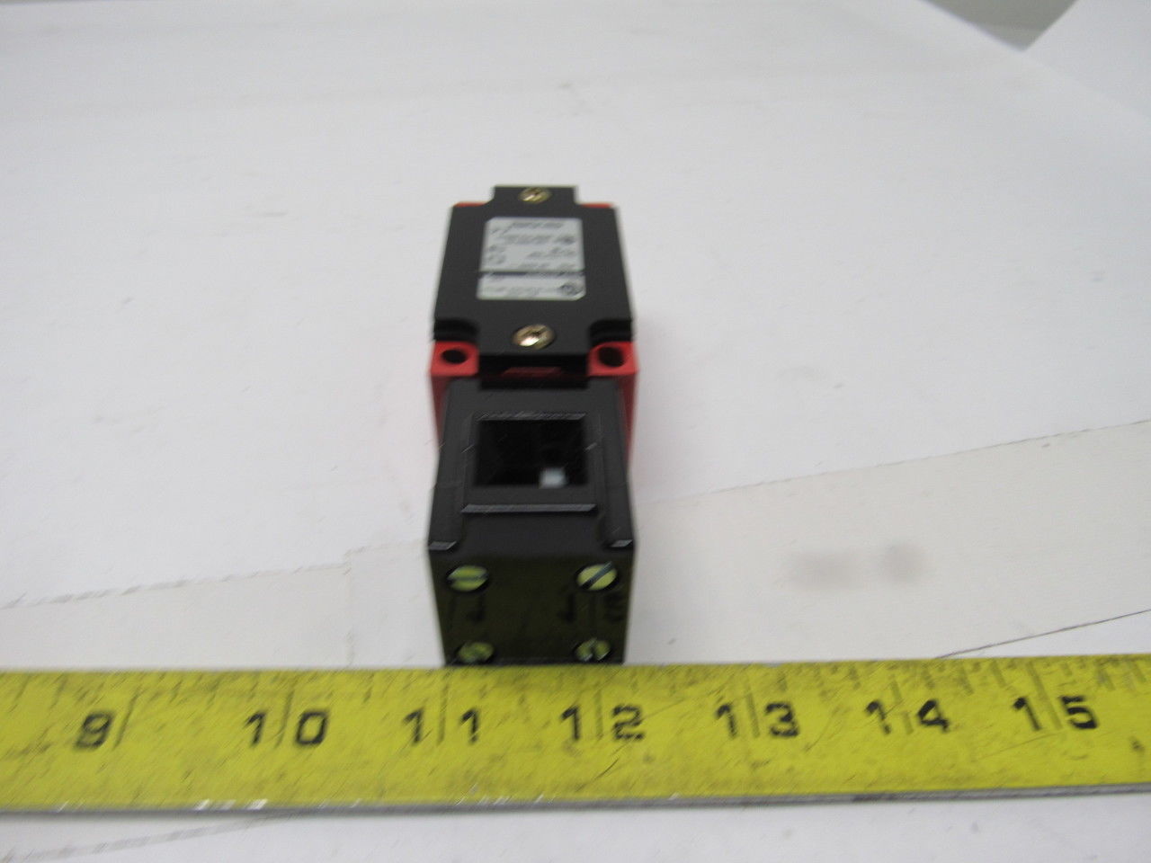 A-B Allen Bradley  802F-E60M10 10A 300VAC Mechanical Keyed Safety Interlock