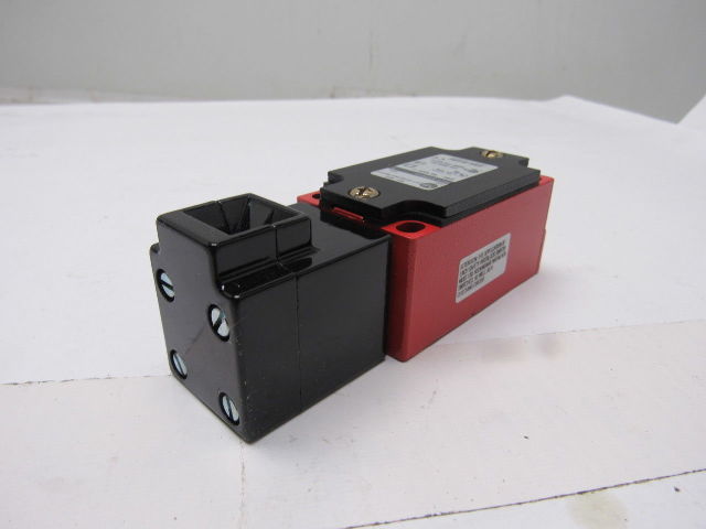 A-B Allen Bradley  802F-E60M10 10A 300VAC Mechanical Keyed Safety Interlock