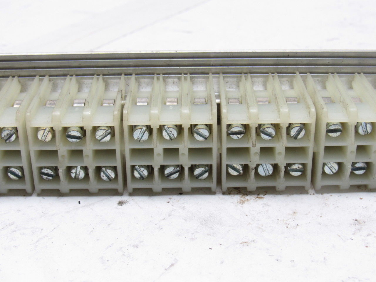 132 Point Electrical Terminal Contact Block Strip Mounted 4 Strips
