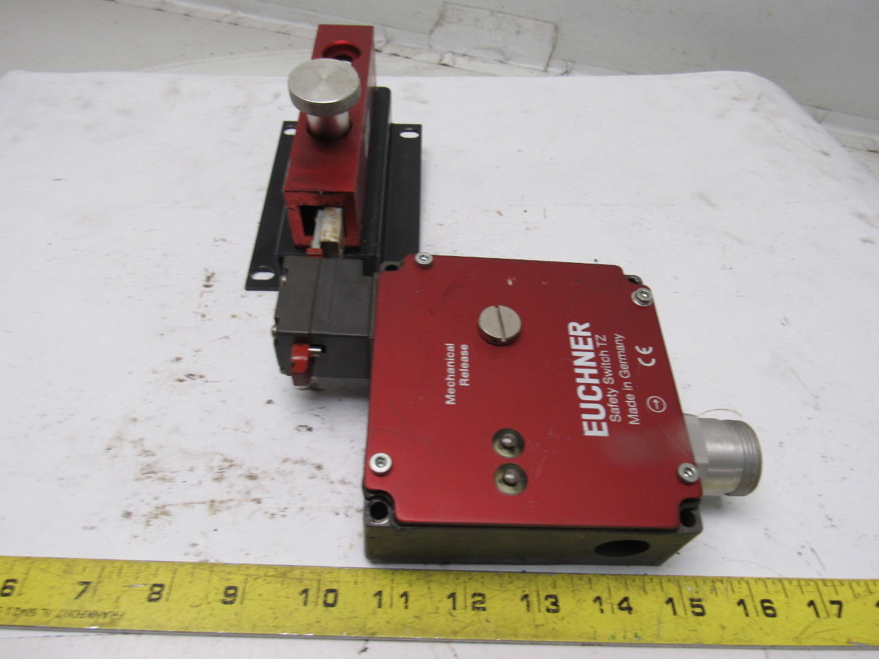 Euchner TZ1RE024BHAVFG-RC1924 Mechanical Release Safety Switch W/Actuator