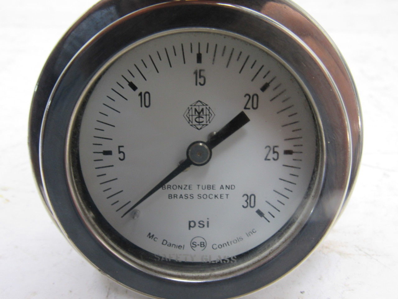 Mc Daniel Control 0-30 PSI Pneumatic Pressure Gauge Back Port Panel Mount 3-1/2"