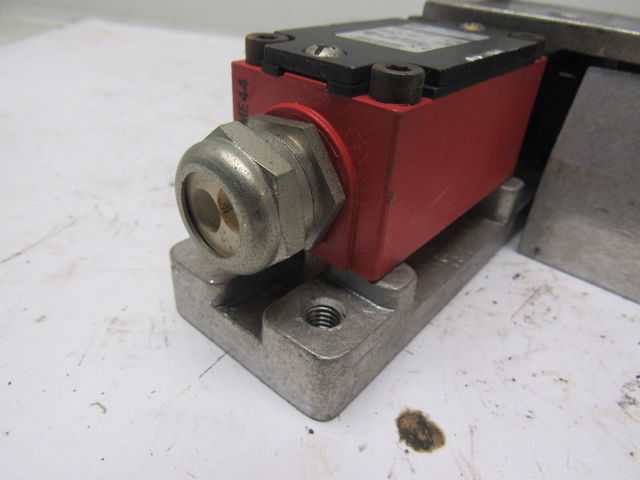 Allen Bradley 802F-E60M10-S7 300VAC Safety Interlock Switch W/R.H. Door Handle