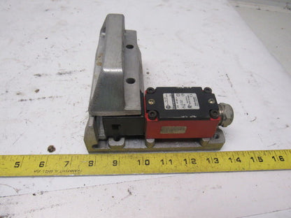 Allen Bradley 802F-E60M10-S7 300VAC Safety Interlock Switch W/R.H. Door Handle