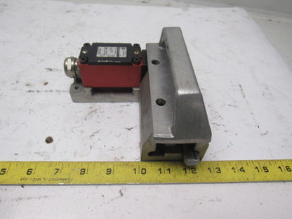 Allen Bradley 802F-E60M10-S7 300VAC Safety Interlock Switch W/R.H. Door Handle