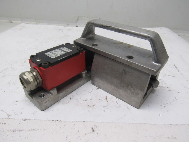 Allen Bradley 802F-E60M10-S7 300VAC Safety Interlock Switch W/R.H. Door Handle