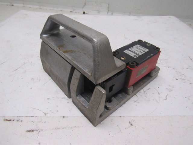 Allen Bradley 802F-E60M10-S7 300VAC Safety Interlock Switch W/R.H. Door Handle