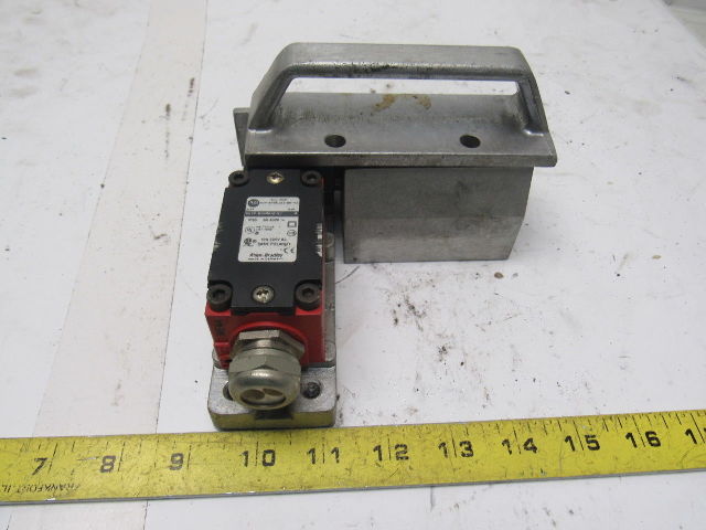 Allen Bradley 802F-E60M10-S7 300VAC Safety Interlock Switch W/R.H. Door Handle