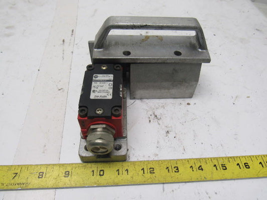 Allen Bradley 802F-E60M10-S7 300VAC Safety Interlock Switch W/R.H. Door Handle