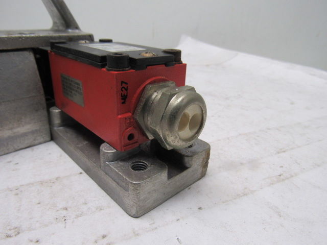 Allen Bradley 802F-E60M10-S7 300VAC Safety Interlock Switch W/L.H. Door Handle