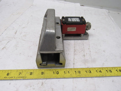 Allen Bradley 802F-E60M10-S7 300VAC Safety Interlock Switch W/L.H. Door Handle