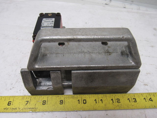 Allen Bradley 802F-E60M10-S7 300VAC Safety Interlock Switch W/L.H. Door Handle