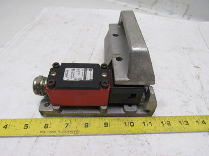 Allen Bradley 802F-E60M10-S7 300VAC Safety Interlock Switch W/L.H. Door Handle