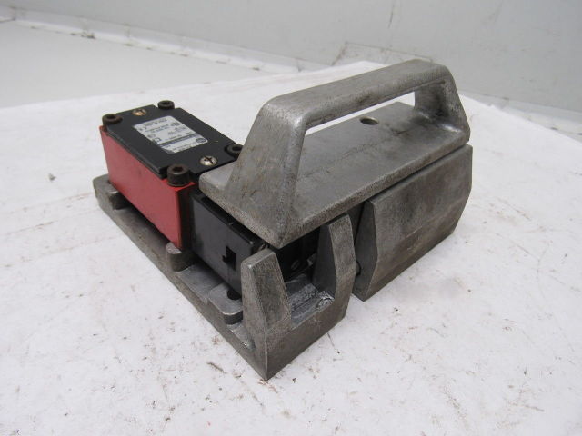 Allen Bradley 802F-E60M10-S7 300VAC Safety Interlock Switch W/L.H. Door Handle