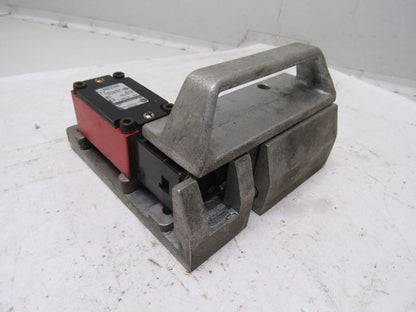 Allen Bradley 802F-E60M10-S7 300VAC Safety Interlock Switch W/L.H. Door Handle