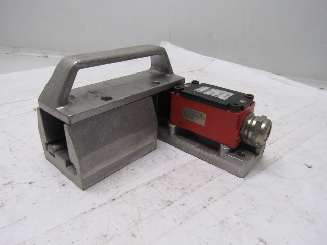 Allen Bradley 802F-E60M10-S7 300VAC Safety Interlock Switch W/L.H. Door Handle