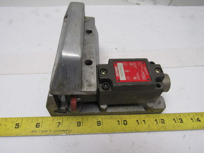 Euchner NZ1VZ-538 E Safety Interlock Switch W/ Door Handle Actuator