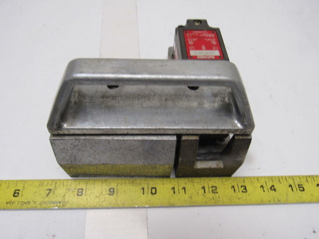 Euchner NZ1VZ-538 E Safety Interlock Switch W/ Door Handle Actuator
