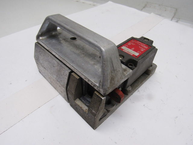 Euchner NZ1VZ-538 E Safety Interlock Switch W/ Door Handle Actuator