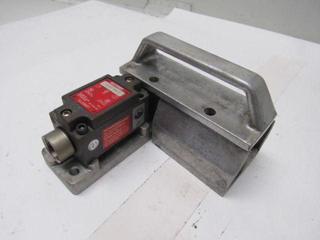 Euchner NZ1VZ-538 E Safety Interlock Switch W/ Door Handle Actuator
