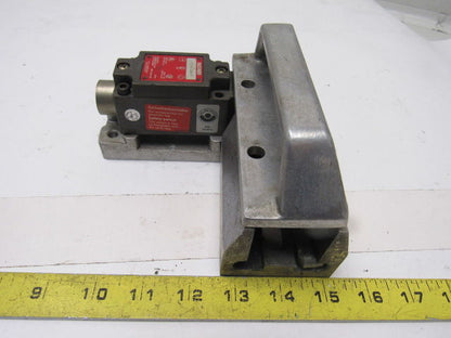 Euchner NZ1VZ-538 E Safety Interlock Switch W/ Door Handle Actuator