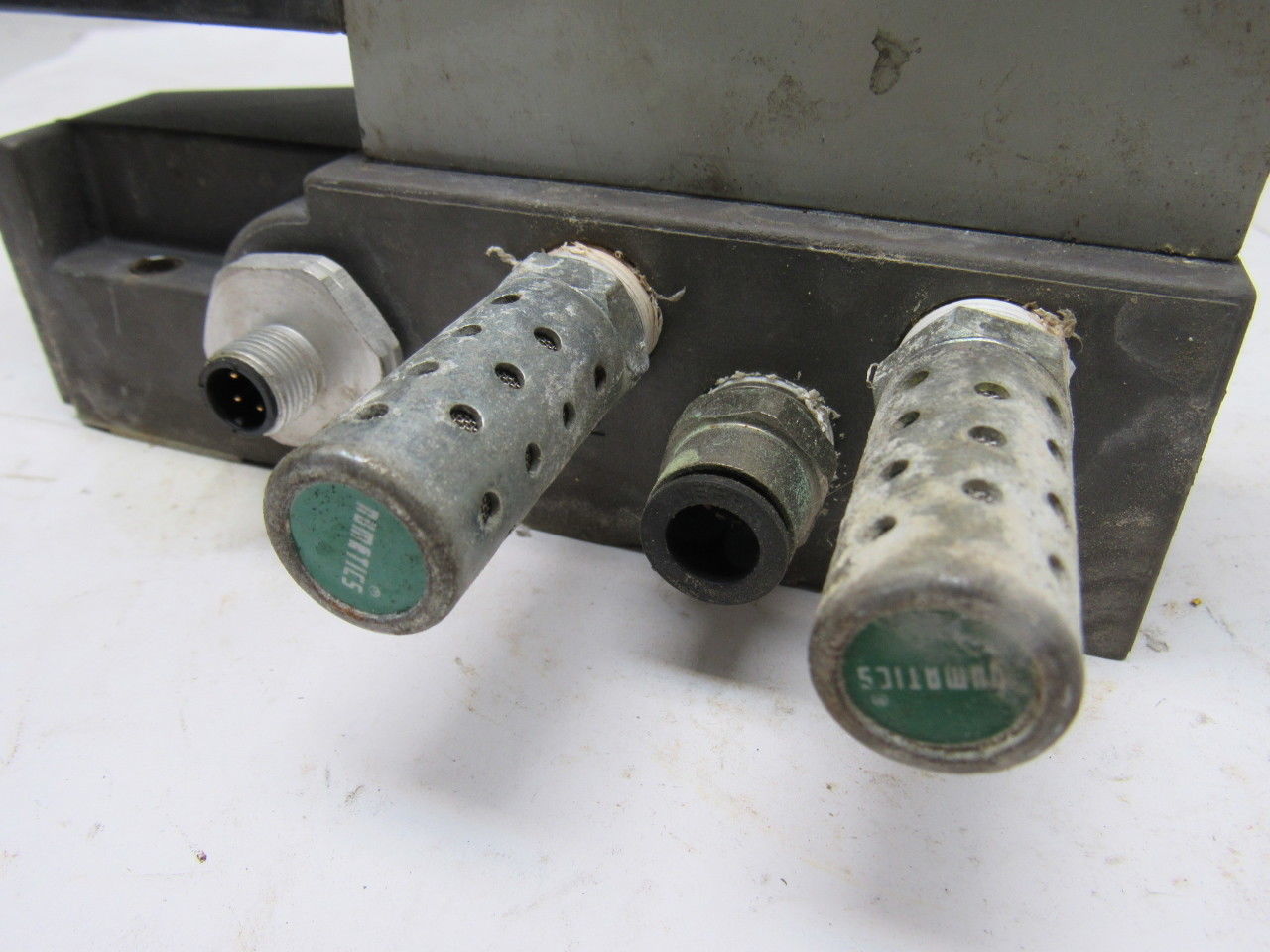 Numatics 13SA43AM056Y61 Pneumatic Air Solenoid Valve 24VDC W/manifold Block