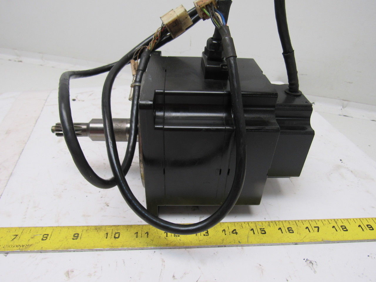 Yaskawa SGMP-08AWYR32 750W 200V 4.1A 2.39Nm 3000RPM Servo Motor