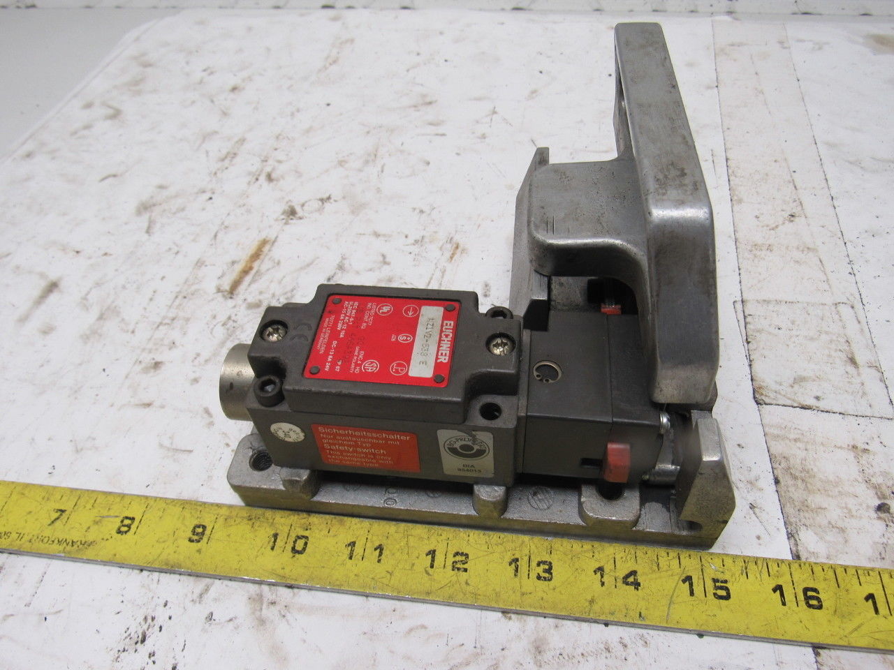 Euchner NZ1VZ-538 E Safety Interlock Switch W/ Door Handle Actuator