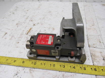 Euchner NZ1VZ-538 E Safety Interlock Switch W/ Door Handle Actuator