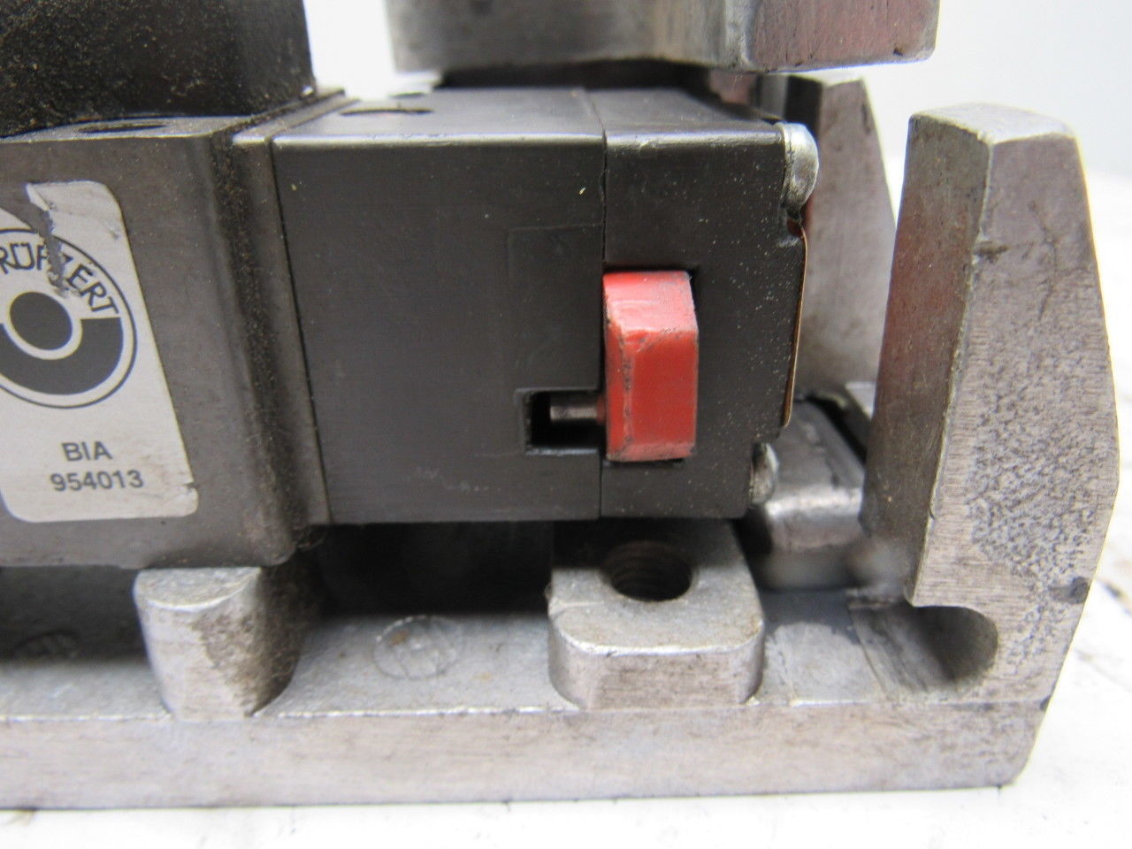 Euchner NZ1VZ-538 E Safety Interlock Switch W/ Door Handle Actuator