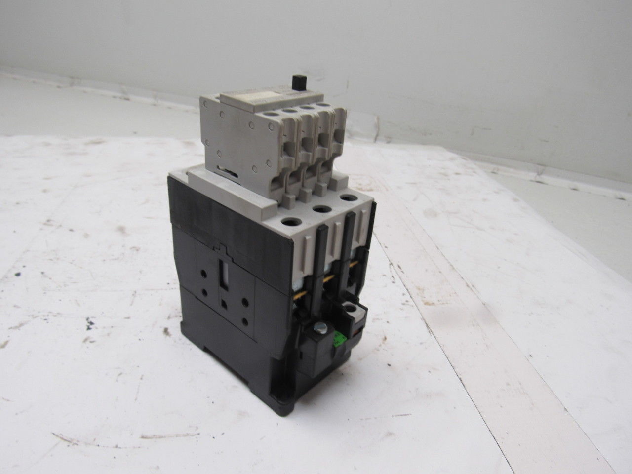 Siemens 3TF3470-0A 55A 690VAC 32Hp 3Pole Contactor 230V Coil Broken Mount